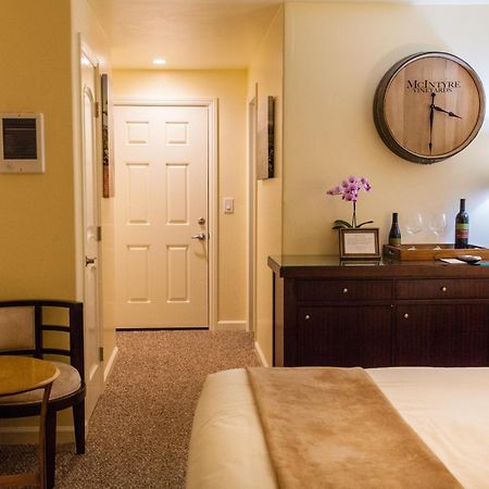 The Vendange Carmel Inn & Suites ภายนอก รูปภาพ